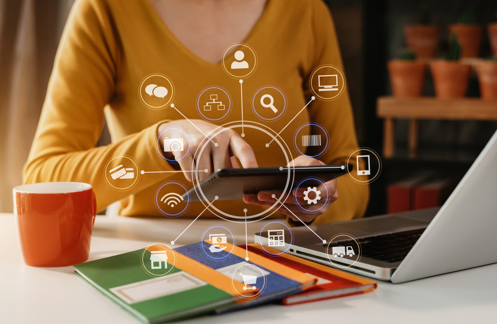 Najczęstsze błędy przy wdrażaniu strategii omnichannel 3 kobieta przeglądająca social media