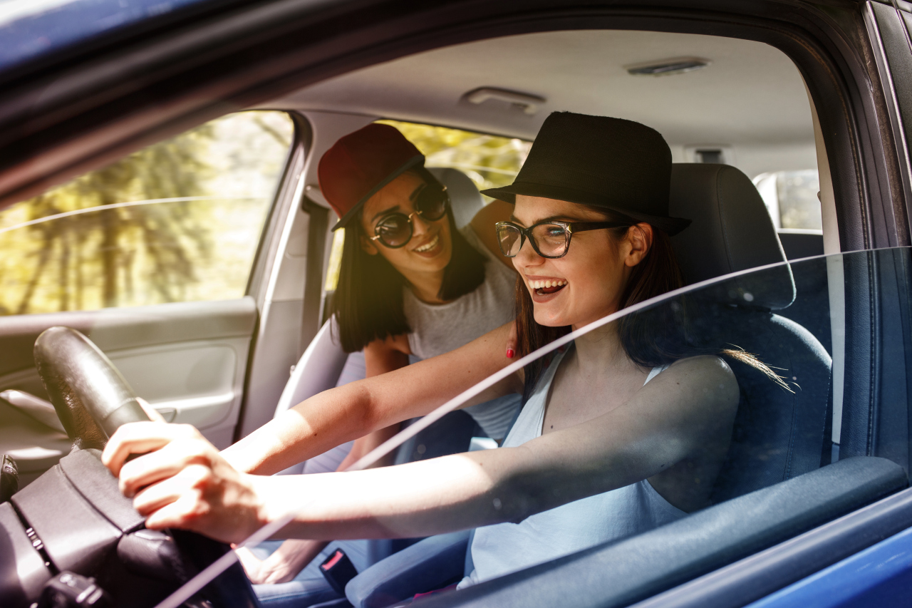 Bezpieczna jazda w 2026: jakie nawyki i technologie realnie zmniejszają ryzyko na drodze 7 Asystent drogowy zamiast aplikacji w telefonie: jak ograniczyć sięganie po smartfon podczas jazdy