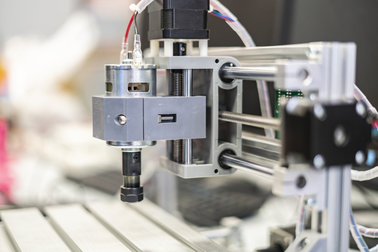 Jak AI wspiera programowanie maszyn CNC?