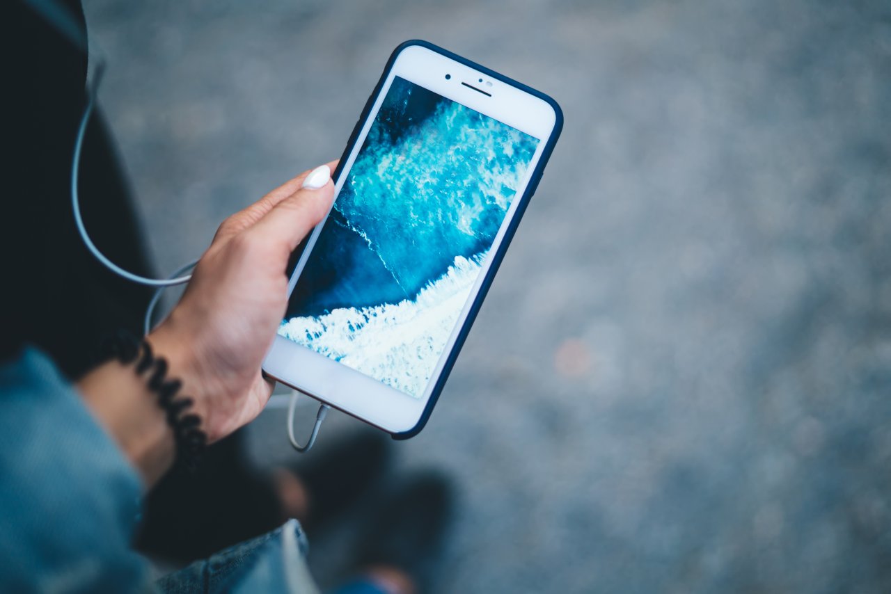Ładowanie telefonu przez całą noc. Czy naprawdę szkodzi baterii?