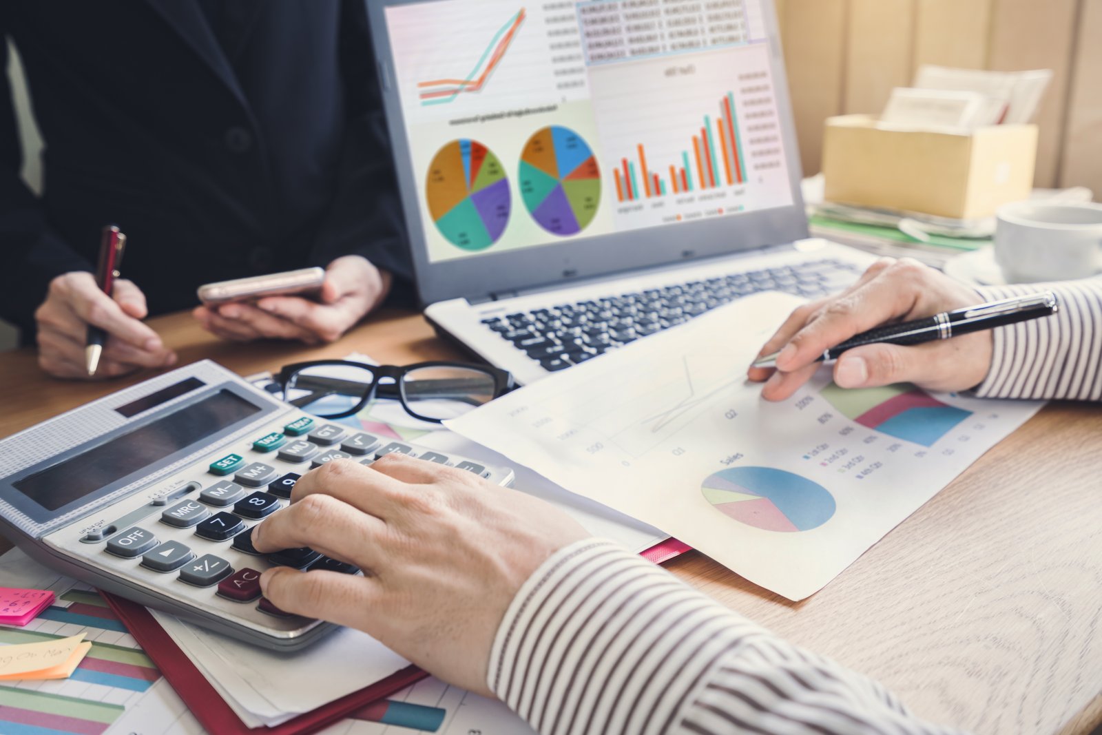 Program do faktur dla firm abonamentowych – jakie funkcje powinien mieć? 1 business people working with documents and laptop 2026 01 08 07 58 08 utc